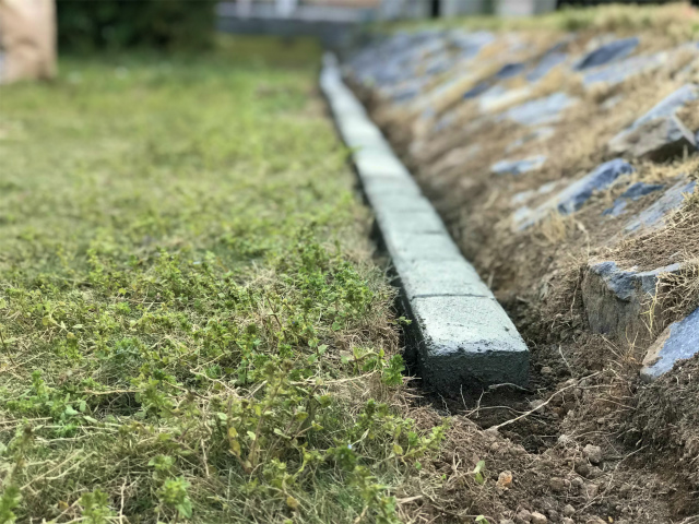 芝生のエッジングの為のdiy自作コンクリートレンガの作り方 芝生とdiyの庭